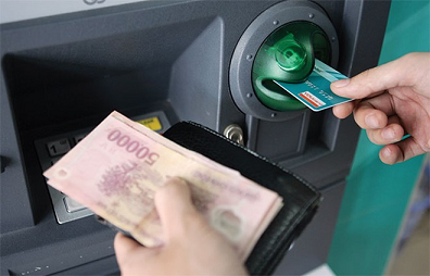 Bóc phí rút tiền của các ngân hàng